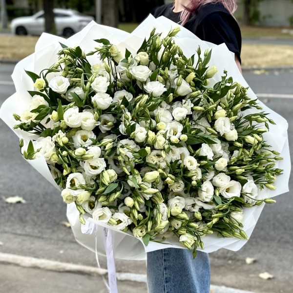 Букет из 101 белой эустомы в упаковке