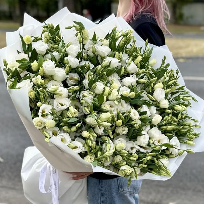 Букет из 101 белой эустомы в упаковке