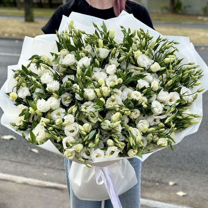 Букет из 101 белой эустомы в упаковке