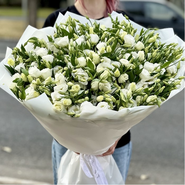 Букет из 101 белой эустомы в упаковке