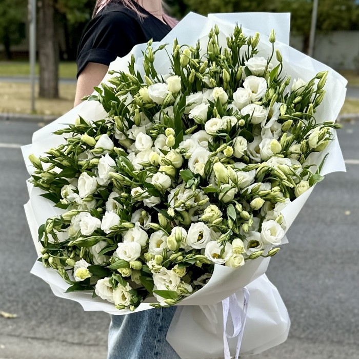 Букет из 101 белой эустомы в упаковке
