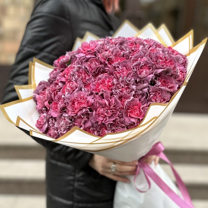 Букет из 101 гвоздики сорта Гипноз