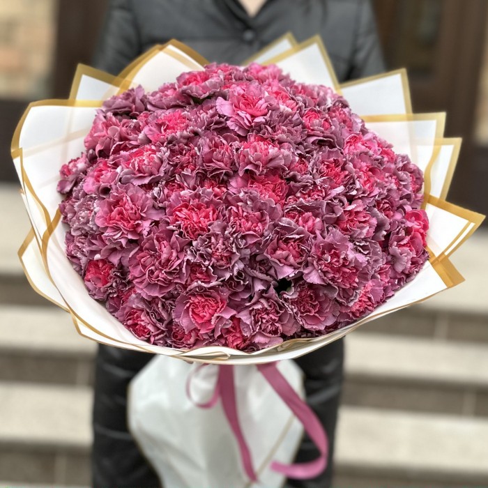 Букет из 101 гвоздики сорта Гипноз