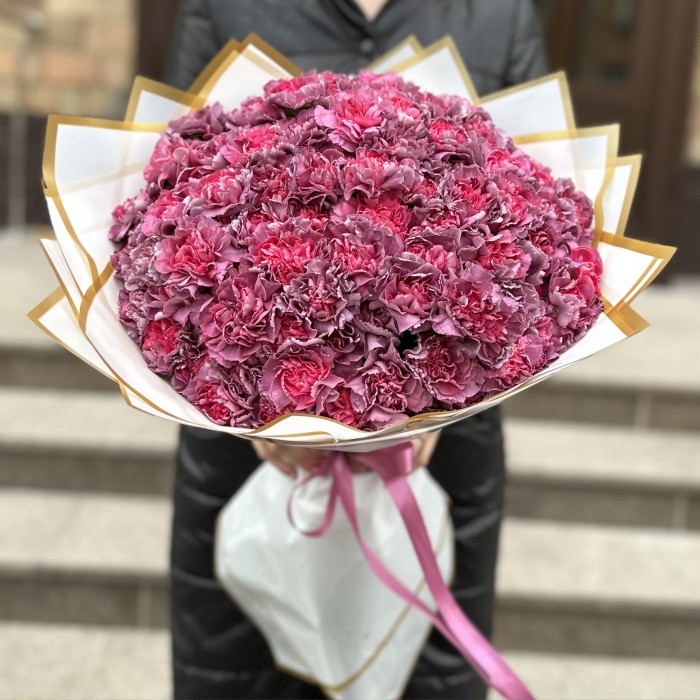 Букет из 101 гвоздики сорта Гипноз