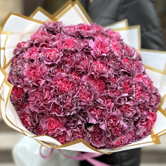 Букет из 101 гвоздики сорта Гипноз