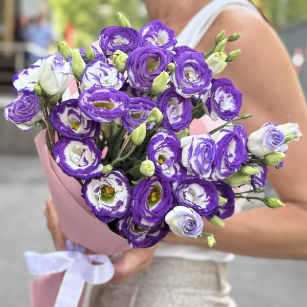 Букет из 11 бело-фиолетовых эустом