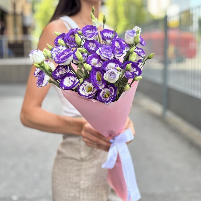 Букет из 11 бело-фиолетовых эустом