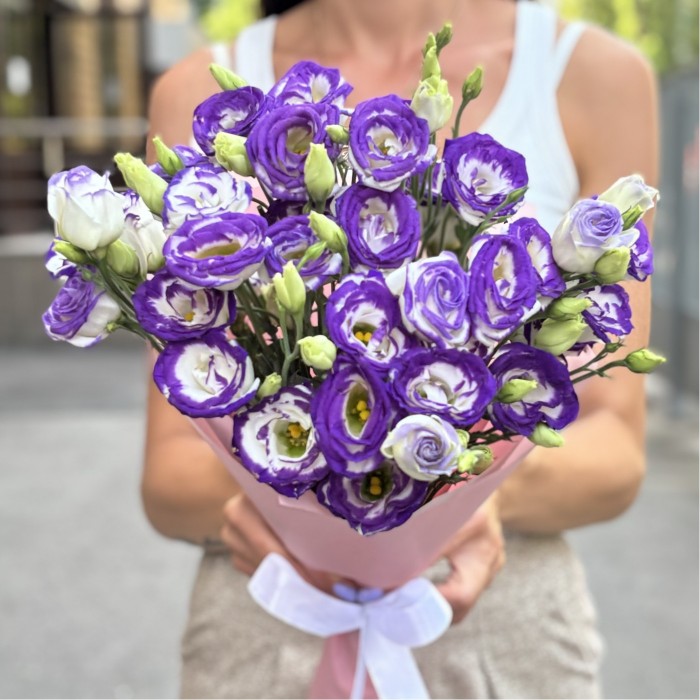 Букет из 11 бело-фиолетовых эустом