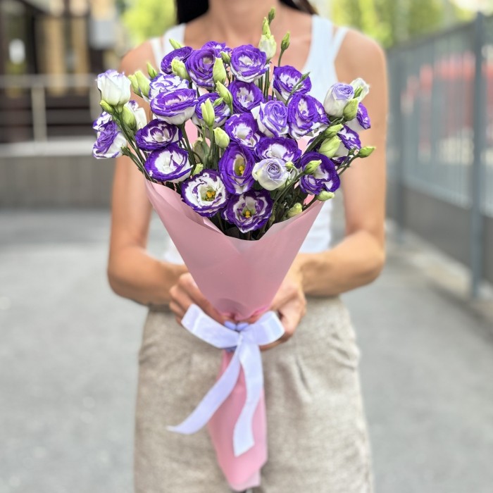Букет из 11 бело-фиолетовых эустом
