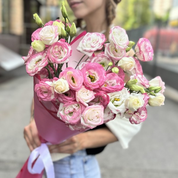 Букет из 11 бело розовых эустом