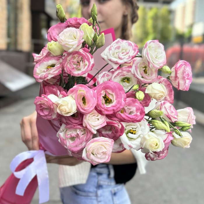 Букет из 11 бело розовых эустом