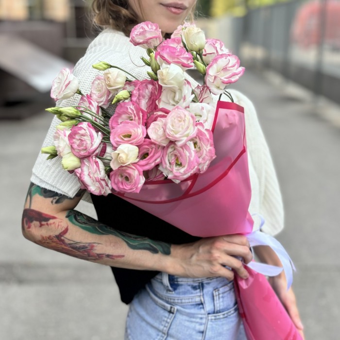 Букет из 11 бело розовых эустом