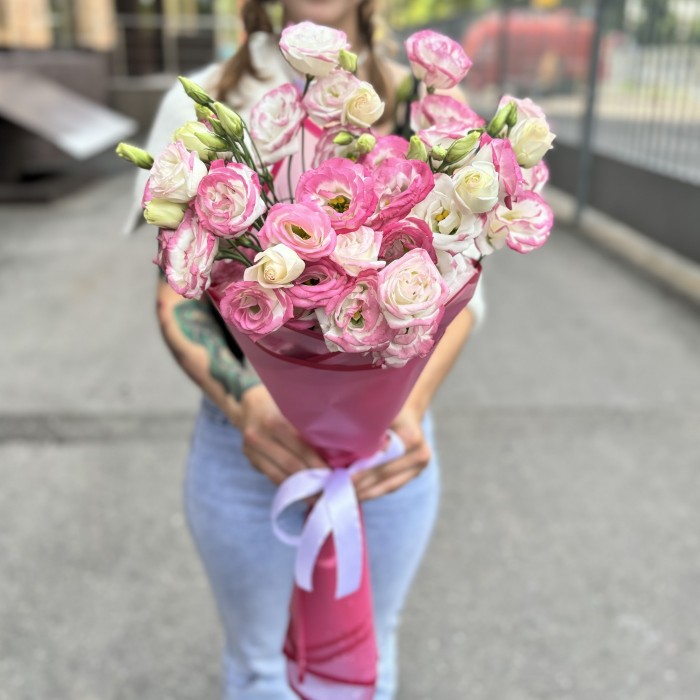 Букет из 11 бело розовых эустом