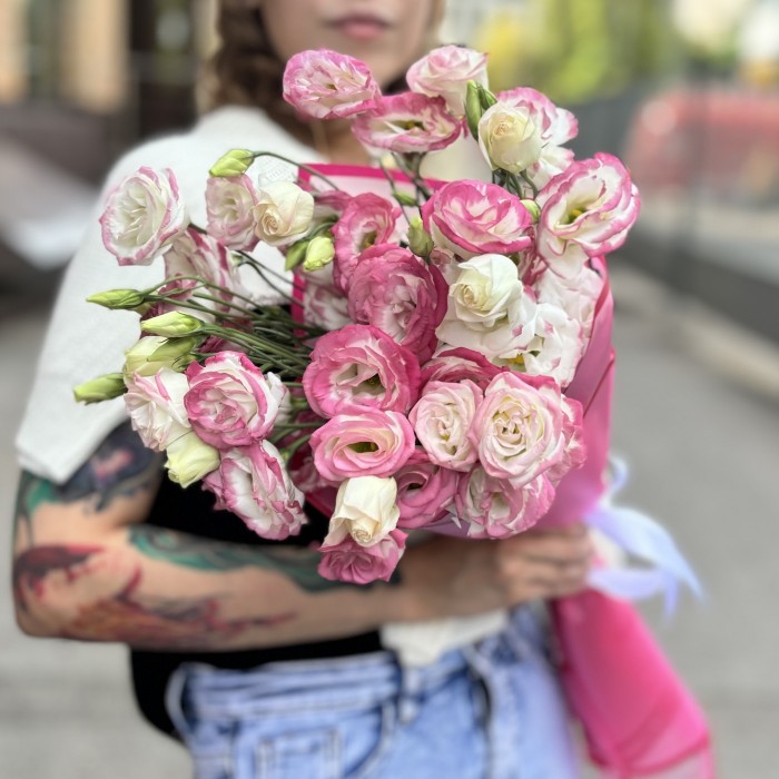 Букет из 11 бело розовых эустом