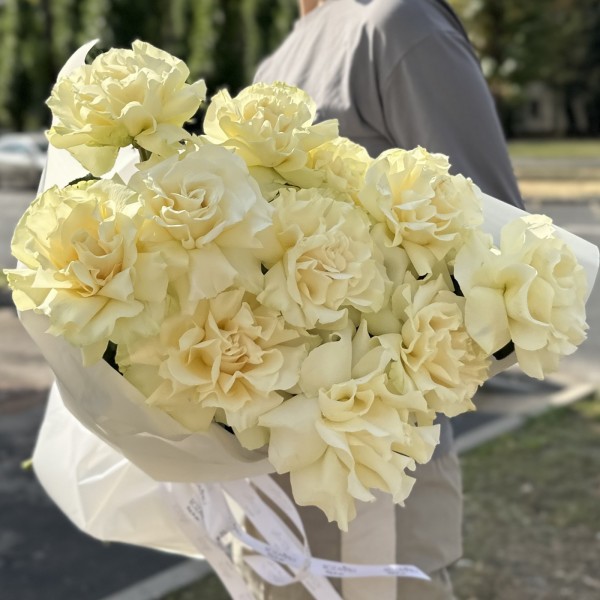 Букет из 11 крупных белых роз