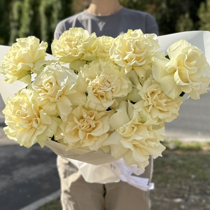 Букет из 11 крупных белых роз