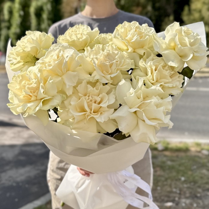 Букет из 11 крупных белых роз