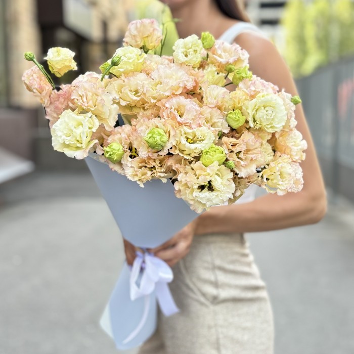 Букет из 11 махровых эустом Шампань