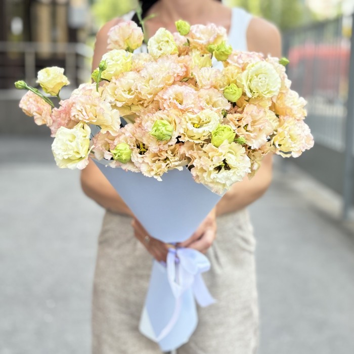 Букет из 11 махровых эустом Шампань