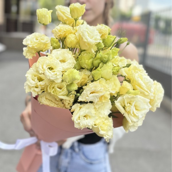 Букет из 11 махровых кремовых эустом