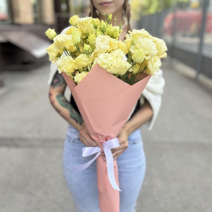 Букет из 11 махровых кремовых эустом