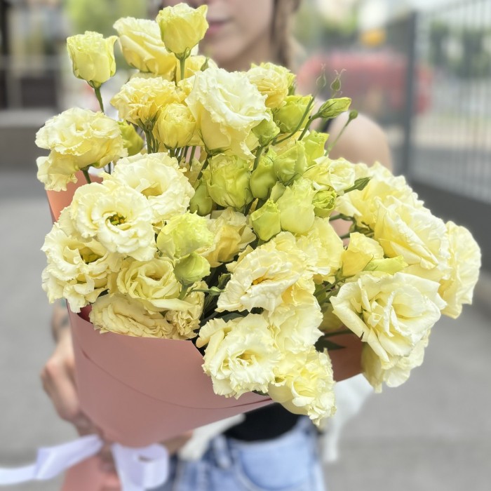 Букет из 11 махровых кремовых эустом