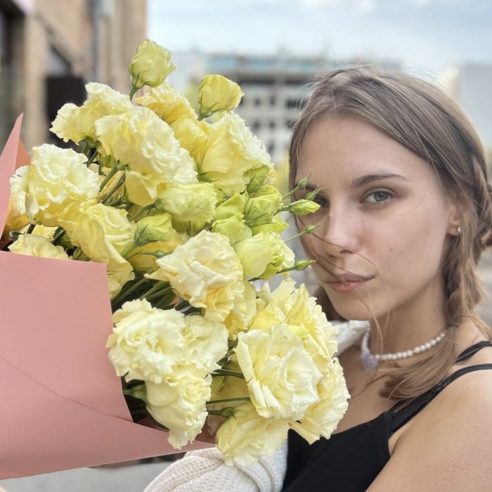 Букет из 11 махровых кремовых эустом