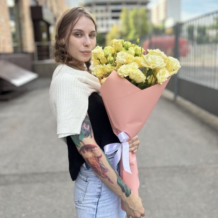 Букет из 11 махровых кремовых эустом