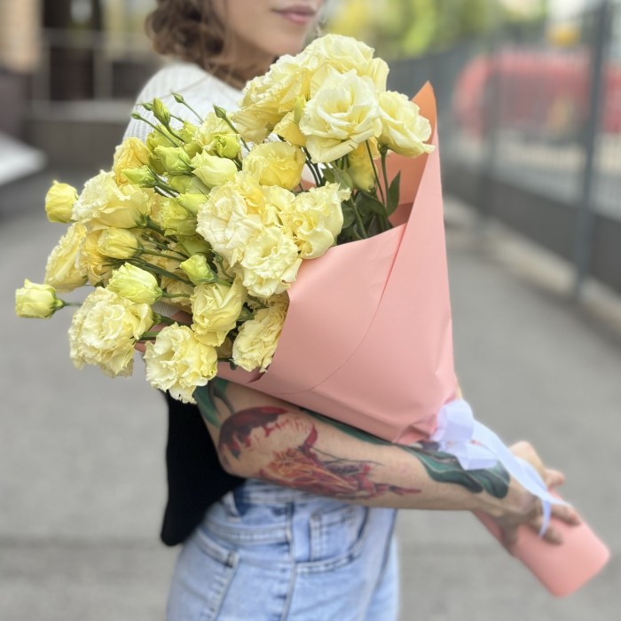 Букет из 11 махровых кремовых эустом