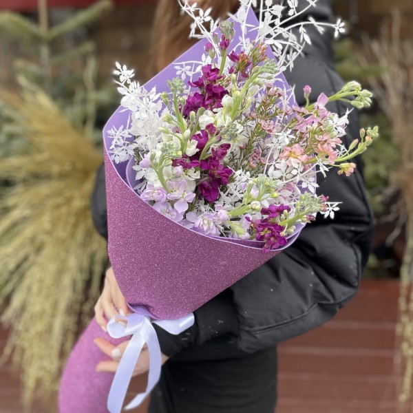 Букет из 11 маттиол с декором