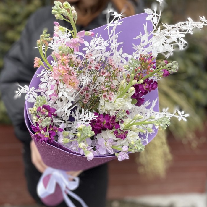 Букет из 11 маттиол с декором