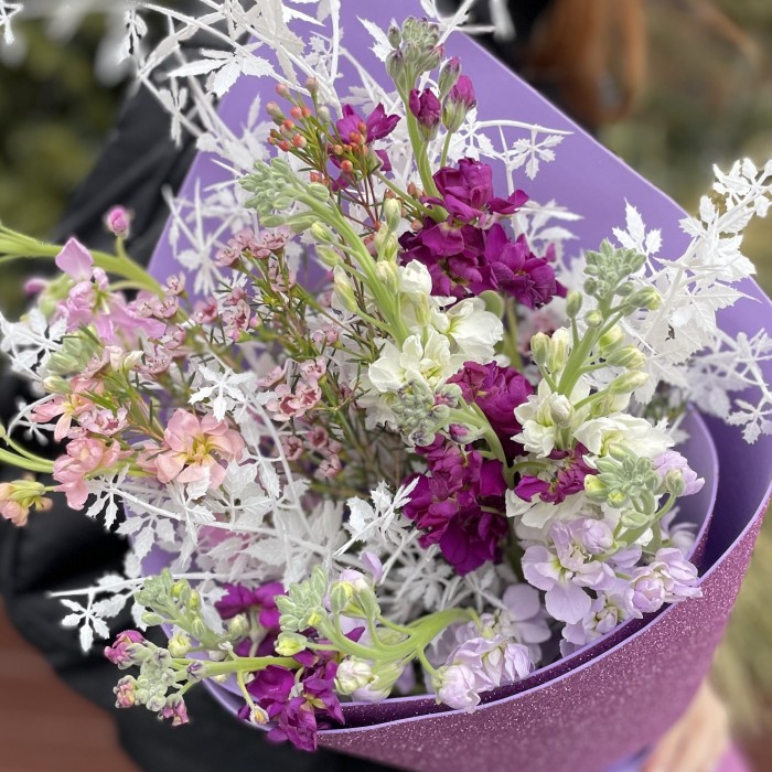 Букет из 11 маттиол с декором