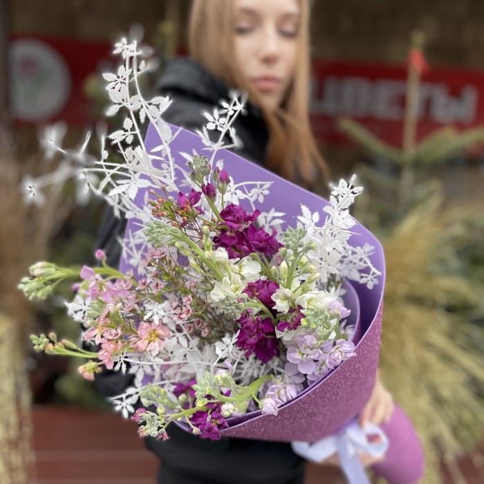 Букет из 11 маттиол с декором