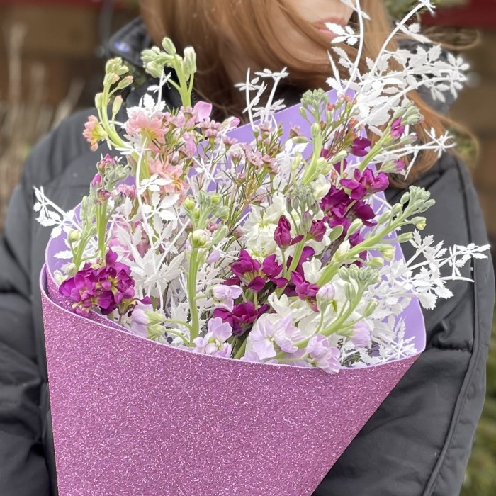 Букет из 11 маттиол с декором