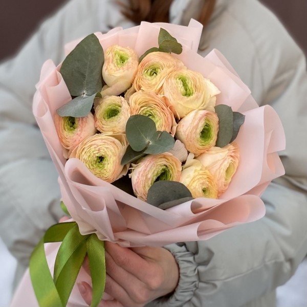 Букет из 11 персиковых ранункулюсов с эвкалиптом