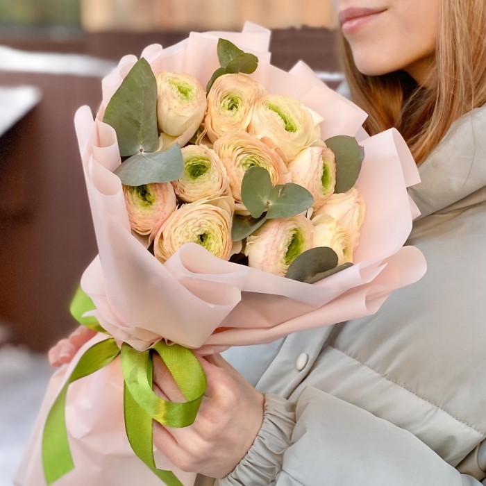 Букет из 11 персиковых ранункулюсов с эвкалиптом