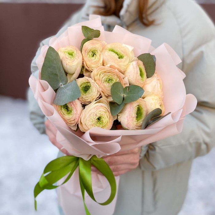 Букет из 11 персиковых ранункулюсов с эвкалиптом