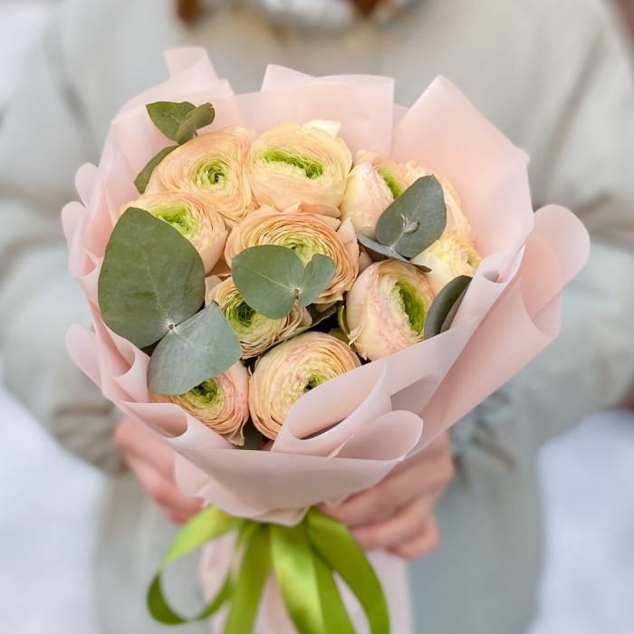 Букет из 11 персиковых ранункулюсов с эвкалиптом
