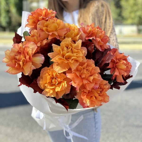 Букет из 11 пышных роз Фри Спирит с куэркусом