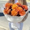 Букет из 11 пышных роз Фри Спирит с куэркусом