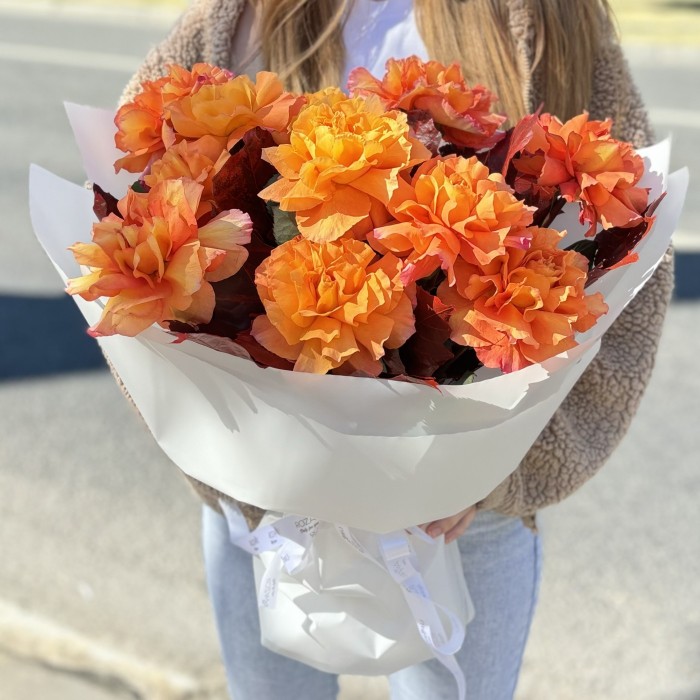 Букет из 11 пышных роз Фри Спирит с куэркусом