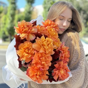 Букет из 11 пышных роз Фри Спирит с куэркусом 50 см Букет из 11 пышных роз Фри Спирит с куэркусом 50 см