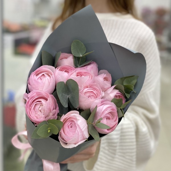 Букет из 11 розовых ранункулюсов с эвкалиптом