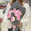 Букет из 11 розовых ранункулюсов с эвкалиптом