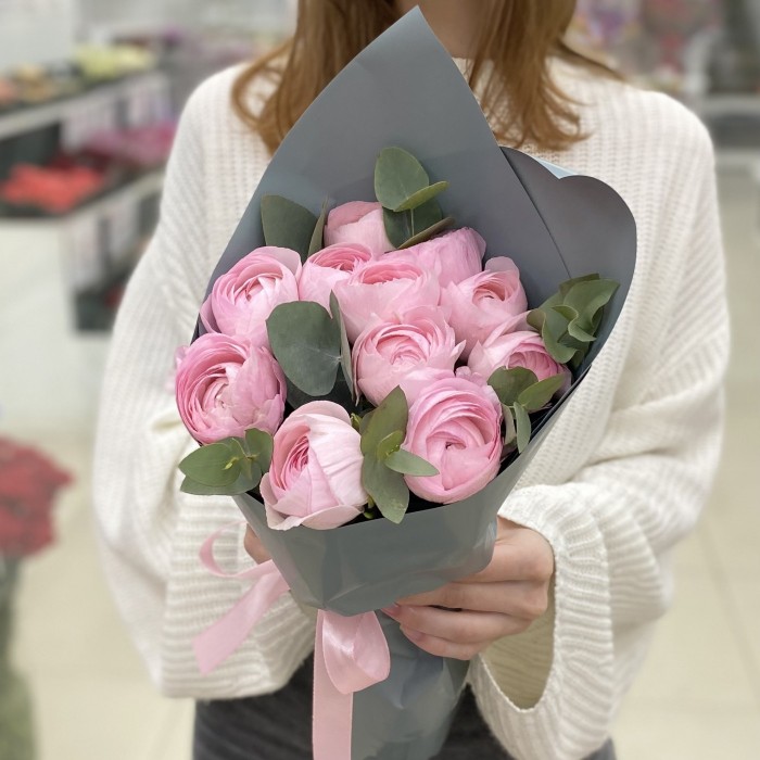 Букет из 11 розовых ранункулюсов с эвкалиптом