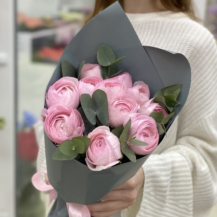 Букет из 11 розовых ранункулюсов с эвкалиптом
