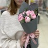 Букет из 11 розовых ранункулюсов с эвкалиптом