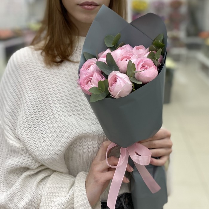 Букет из 11 розовых ранункулюсов с эвкалиптом