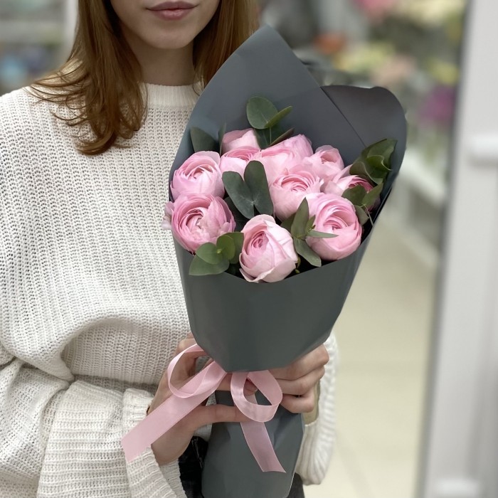 Букет из 11 розовых ранункулюсов с эвкалиптом