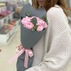 Букет из 11 розовых ранункулюсов с эвкалиптом
